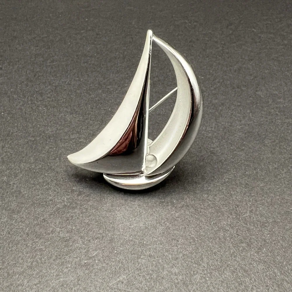 Vintage‎ Brooch Sailboat Silver Tone Nautical Sailing Signed Danecraft